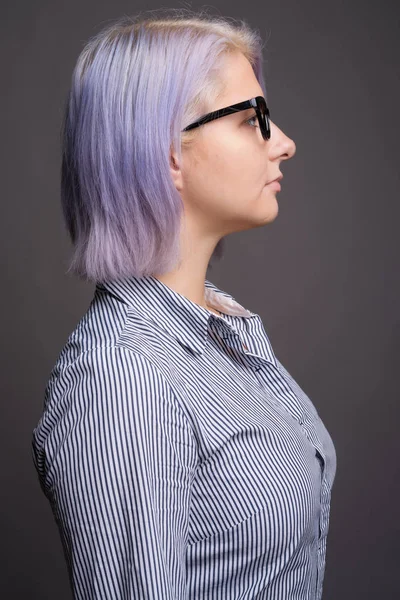 Профиль деловой женщины с короткими красочными волосами — стоковое фото