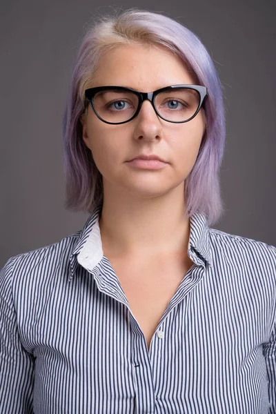 Fiatal szép üzletasszony rövid színes haj ellen g — Stock Fotó
