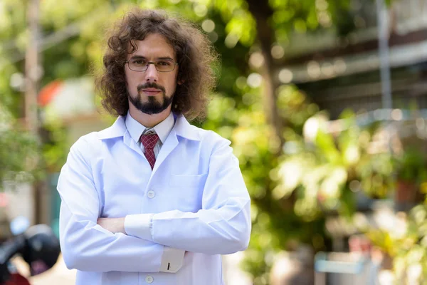 Bello uomo medico con le braccia incrociate all'aperto — Foto Stock