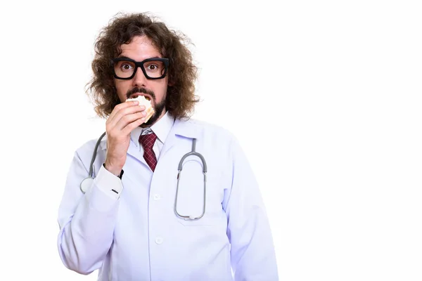 Estudio disparo de hombre guapo médico comer sándwich — Foto de Stock