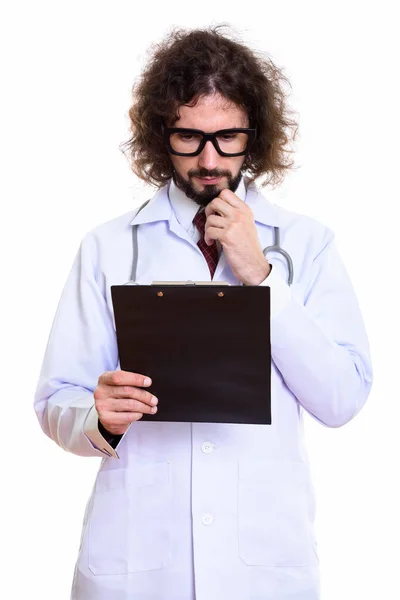 Estúdio tiro de homem bonito médico lendo na área de transferência, enquanto th — Fotografia de Stock