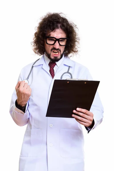 Studio záběr rozhněvaný muž lékař čtení schránky s pěst r — Stock fotografie