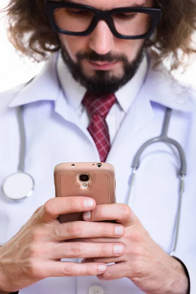 Крупный план красивого врача, использующего мобильный телефон с акцентом на — стоковое фото