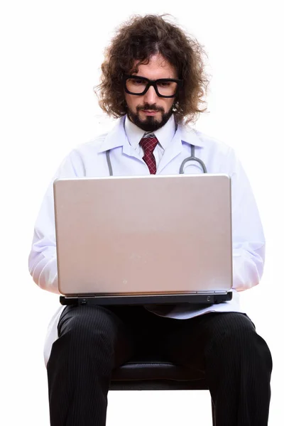 Estúdio tiro de homem bonito médico usando laptop — Fotografia de Stock