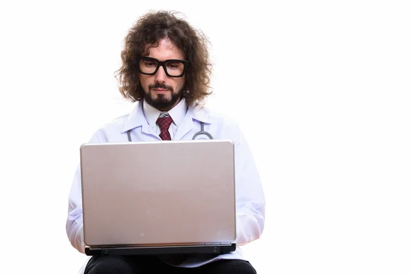 Студійний знімок красивого лікаря за допомогою ноутбука — стокове фото