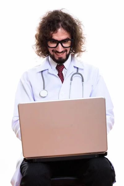 Estúdio tiro de homem feliz médico sorrindo ao usar laptop — Fotografia de Stock