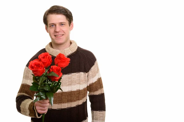 Feliz hombre caucásico guapo sosteniendo rosas rojas listo para Valenti — Foto de Stock