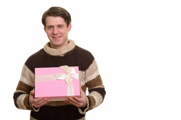 Счастливый красивый белый мужчина с подарочной коробкой для Валентина — стоковое фото