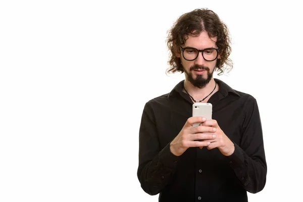 Portret van knappe man van de Kaukasische gebruik mobiele telefoon — Stockfoto