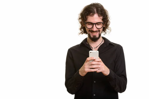 Happy knappe blanke man met behulp van mobiele telefoon — Stockfoto