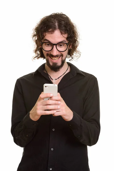 Happy knappe blanke man lachen tijdens het gebruik van mobiele telefoon — Stockfoto