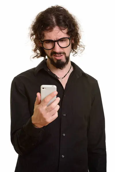 Knappe Blanke Man Met Mobiele Telefoon Kijken Boos Geïsoleerd Tegen — Stockfoto