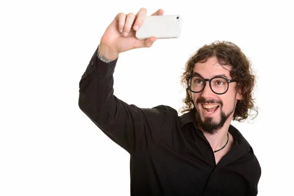 Happy knappe blanke man neemt selfie met mobiele telefoon — Stockfoto