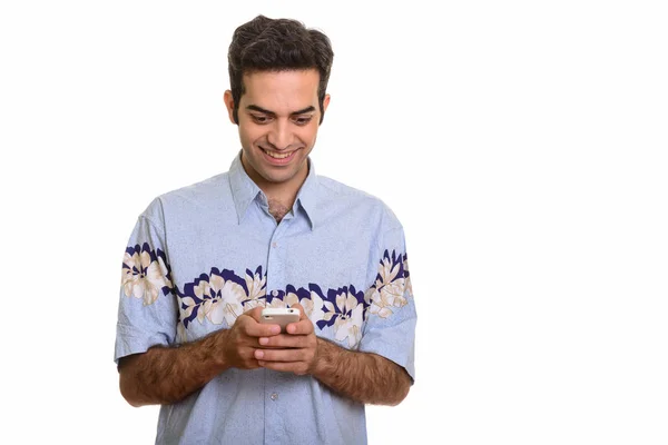 Jeune homme heureux persan en utilisant le téléphone mobile prêt pour les vacances — Photo