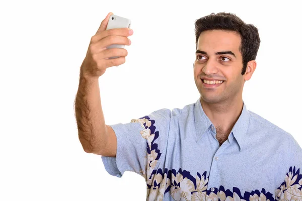 Junger glücklicher persischer Mann macht Selfie auf Handy — Stockfoto