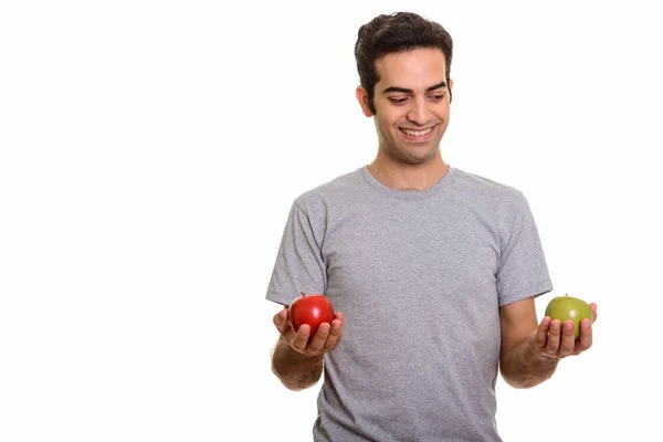 Joven feliz persa hombre elegir entre rojo y verde manzana rea — Foto de Stock