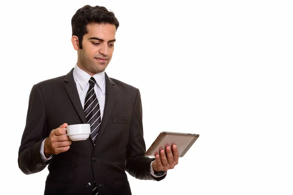 Joven empresario persa sosteniendo tableta digital y taza de café — Foto de Stock