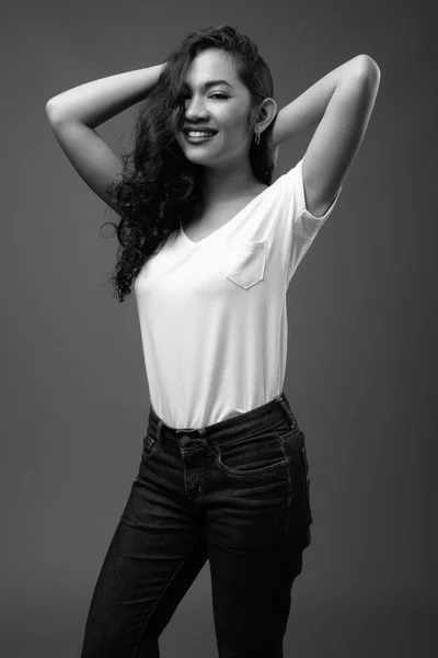 Joven hermosa mujer asiática estudio retrato en blanco y negro —  Fotos de Stock