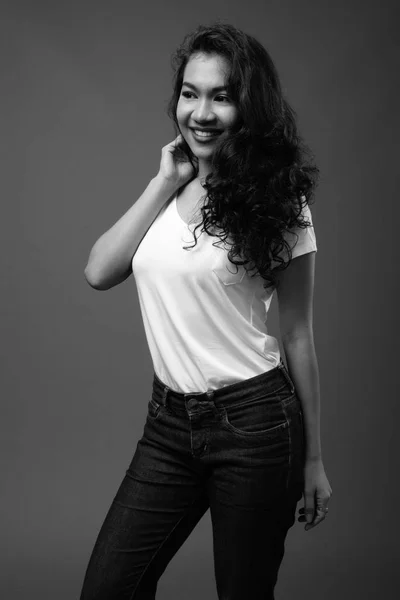 Ung Vacker asiatisk kvinna studio porträtt i svartvitt — Stockfoto