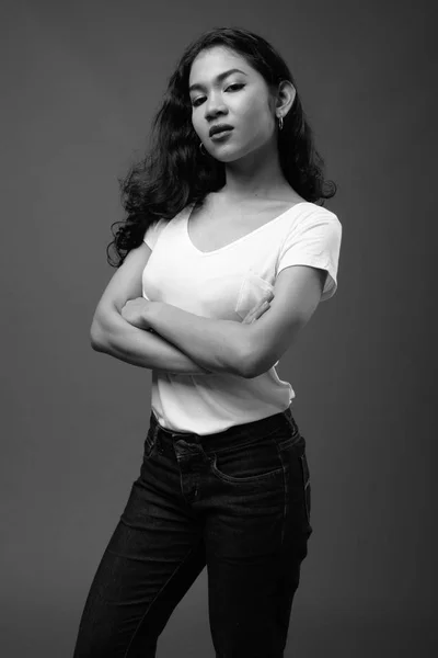 Jonge mooie Aziatische vrouw studio portret in zwart-wit — Stockfoto