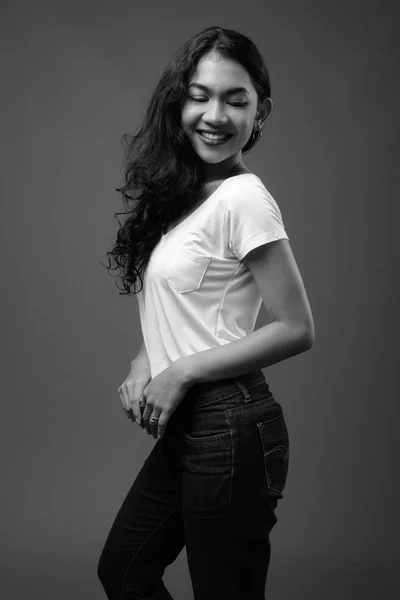 Jeune belle asiatique femme studio portrait en noir et blanc — Photo