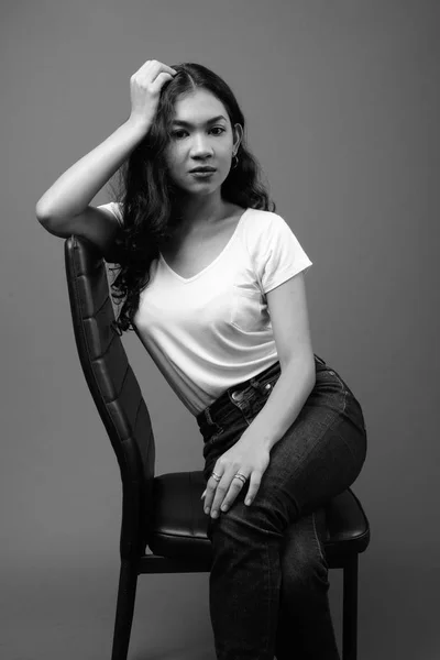 Jonge mooie Aziatische vrouw vergadering studio geschoten in zwart-wit — Stockfoto