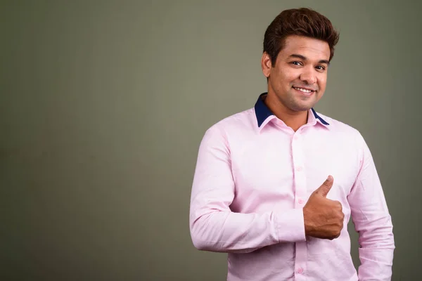 색색 배경에 핑크 색 셔츠를 입고 있는 인도 사업가 — 스톡 사진