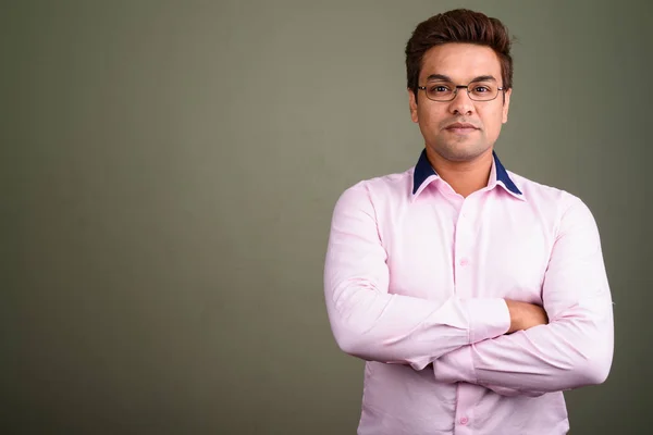 Indiano empresário vestindo camisa rosa contra fundo colorido — Fotografia de Stock