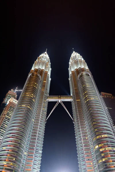 クアラルンプール、マレーシアの夜に有名なペトロナス タワー — ストック写真