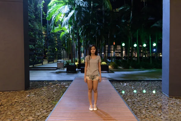 Joven hermosa mujer asiática de pie en el paseo marítimo de madera de la —  Fotos de Stock