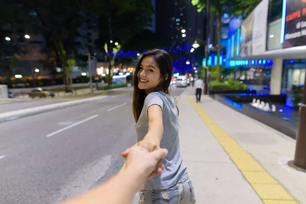 男の手を保持している若い美しいアジア女性 — ストック写真