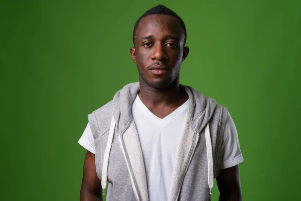 Estúdio tiro de jovem africano contra fundo verde — Fotografia de Stock