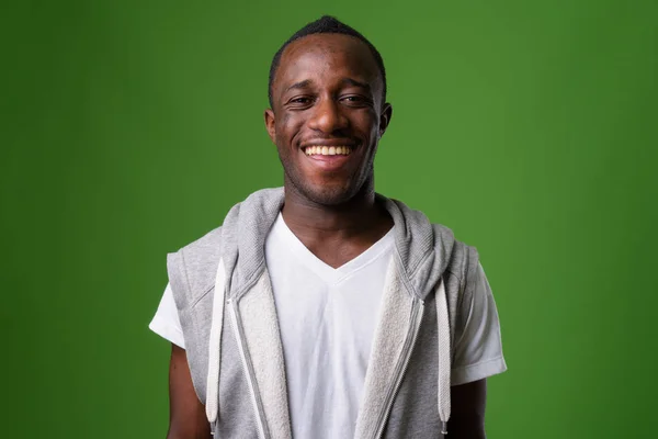 緑の背景を持つ若いアフリカ人男性のスタジオショット — ストック写真