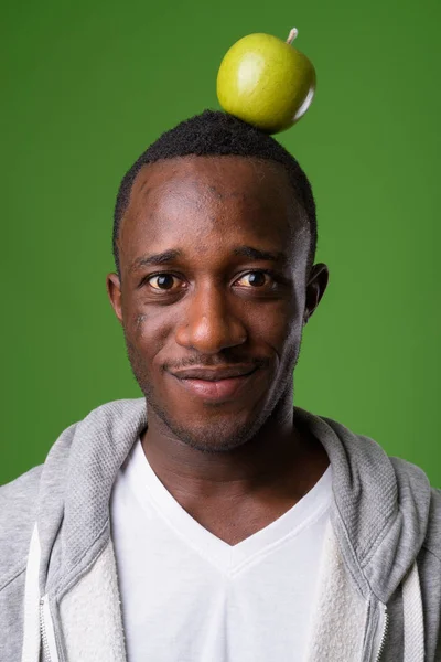 Genç Afrikalı adamın yeşil arka planda çekilmiş bir fotoğrafı. — Stok fotoğraf