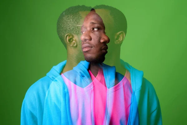 Double exposition plan de jeune homme africain sur fond vert — Photo
