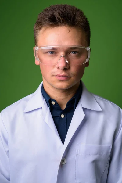 Jeune homme beau médecin portant des lunettes de protection contre le gre — Photo