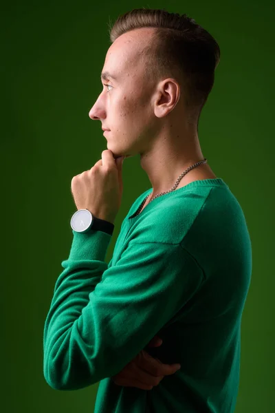 Studio plan de jeune homme beau sur fond vert — Photo