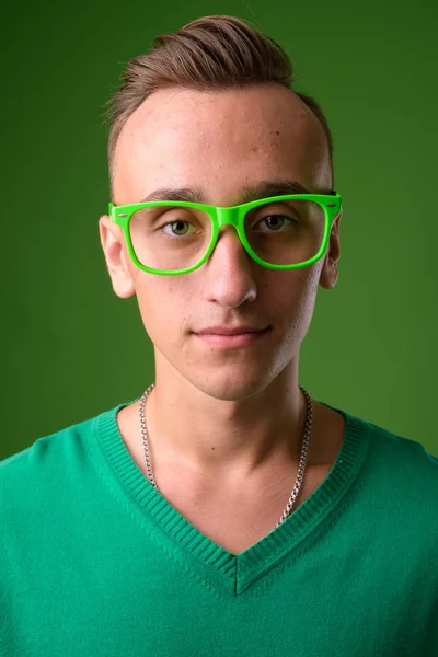 Studio colpo di giovane bell'uomo contro sfondo verde — Foto Stock