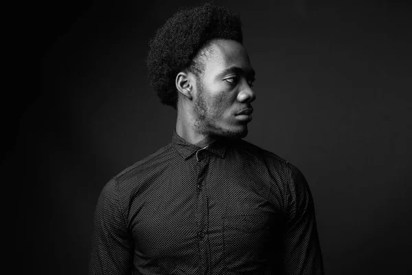 Siyah beyaz portre yakışıklı Afrikalı adamın — Stok fotoğraf