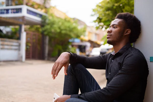 Νεαρός όμορφος Αφρικανός επιχειρηματίας στους δρόμους — Φωτογραφία Αρχείου
