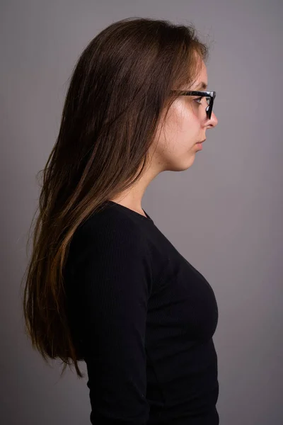 Gri arka plan karşı genç güzel kadın portresi — Stok fotoğraf