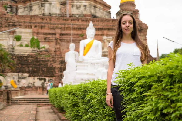 Unga vackra turist kvinna ha semester i Ayutthaya, Thai — Stockfoto
