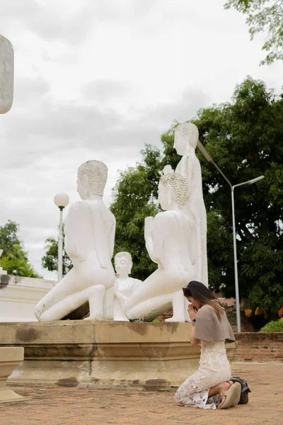 Ung Vacker asiatisk kvinna att ha semester i Ayutthaya, Thaila — Stockfoto