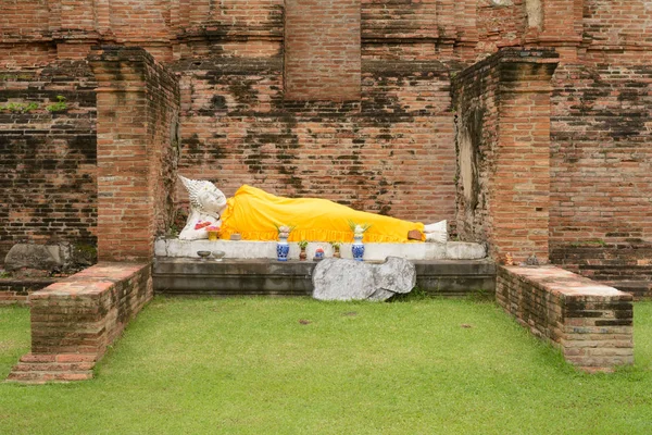 Skulptur av Buddha liggande nära Wat i Ayutthaya, Thaila — Stockfoto