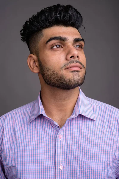 Νεαρός όμορφος Ινδός επιχειρηματίας σε γκρι φόντο — Φωτογραφία Αρχείου