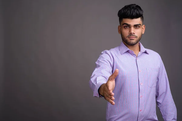 Giovane uomo d'affari indiano bello contro sfondo grigio — Foto Stock