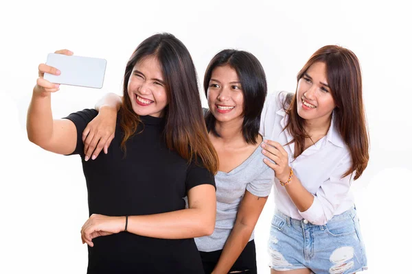 Estudio disparo de tres feliz joven asiática mujer amigos sonriendo whi — Foto de Stock