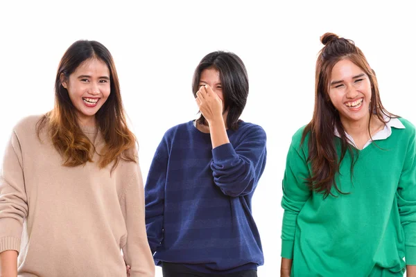 Studio πυροβολισμό τριών φίλων της ευτυχισμένη νεαρή γυναίκα της Ασίας χαμογελώντας και — Φωτογραφία Αρχείου