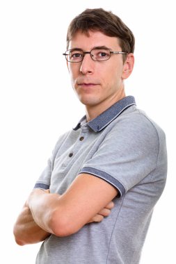 Kollarını kavuşturmuş bir adamın stüdyo fotoğrafı.