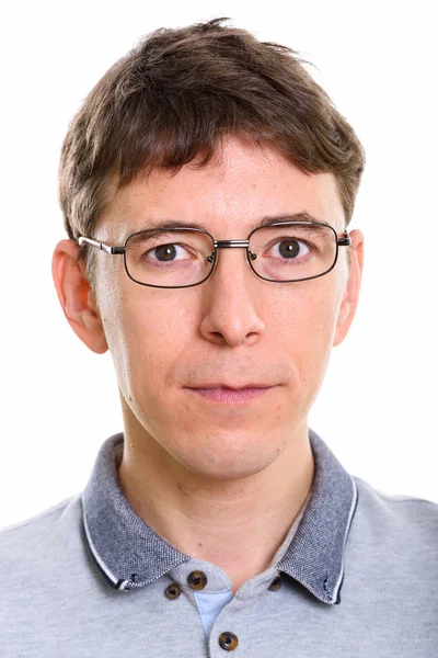 Gesicht eines kaukasischen Mannes, der eine Brille trägt und in die Kamera schaut — Stockfoto